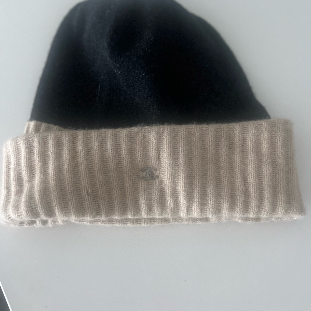 CHANEL cashmere beanie . Small pull, undetectable while wearing